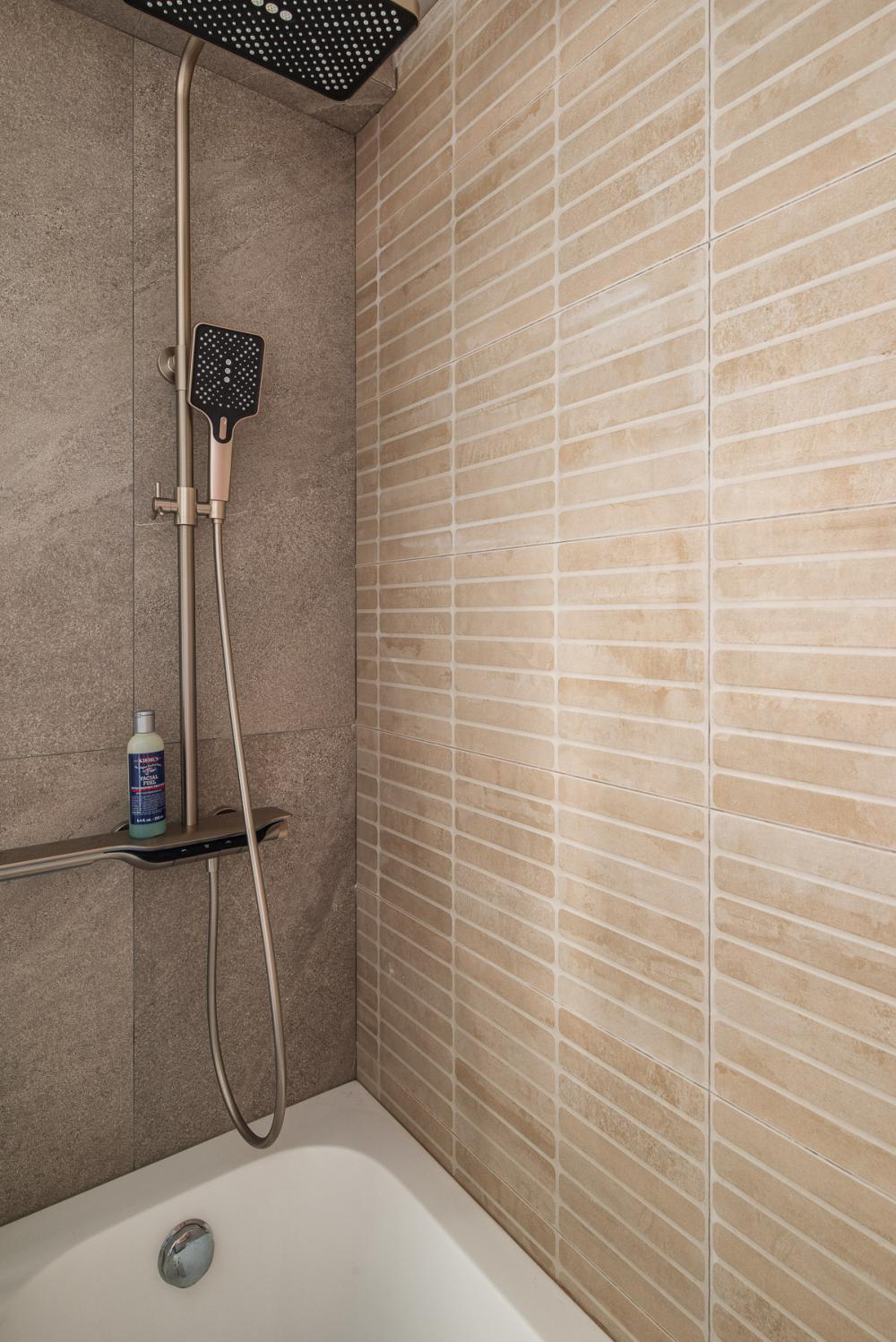 Scandinavian Bathroom with Homogeneous Tiles and Herringbone Tiling