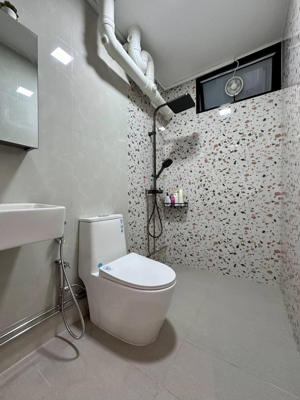 Contemporary Bathroom with Mirror and Rainshower