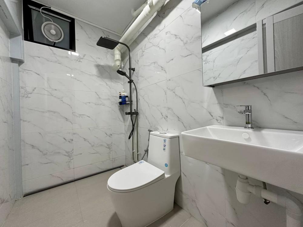 Contemporary Bathroom with Homogeneous Tiles and Mirror