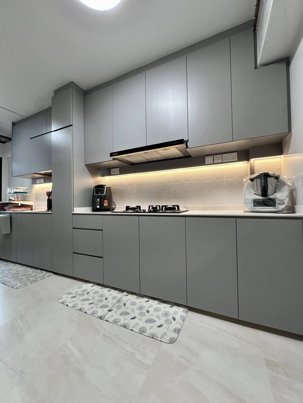 Contemporary Kitchen with Countertop and Kitchen Accessories