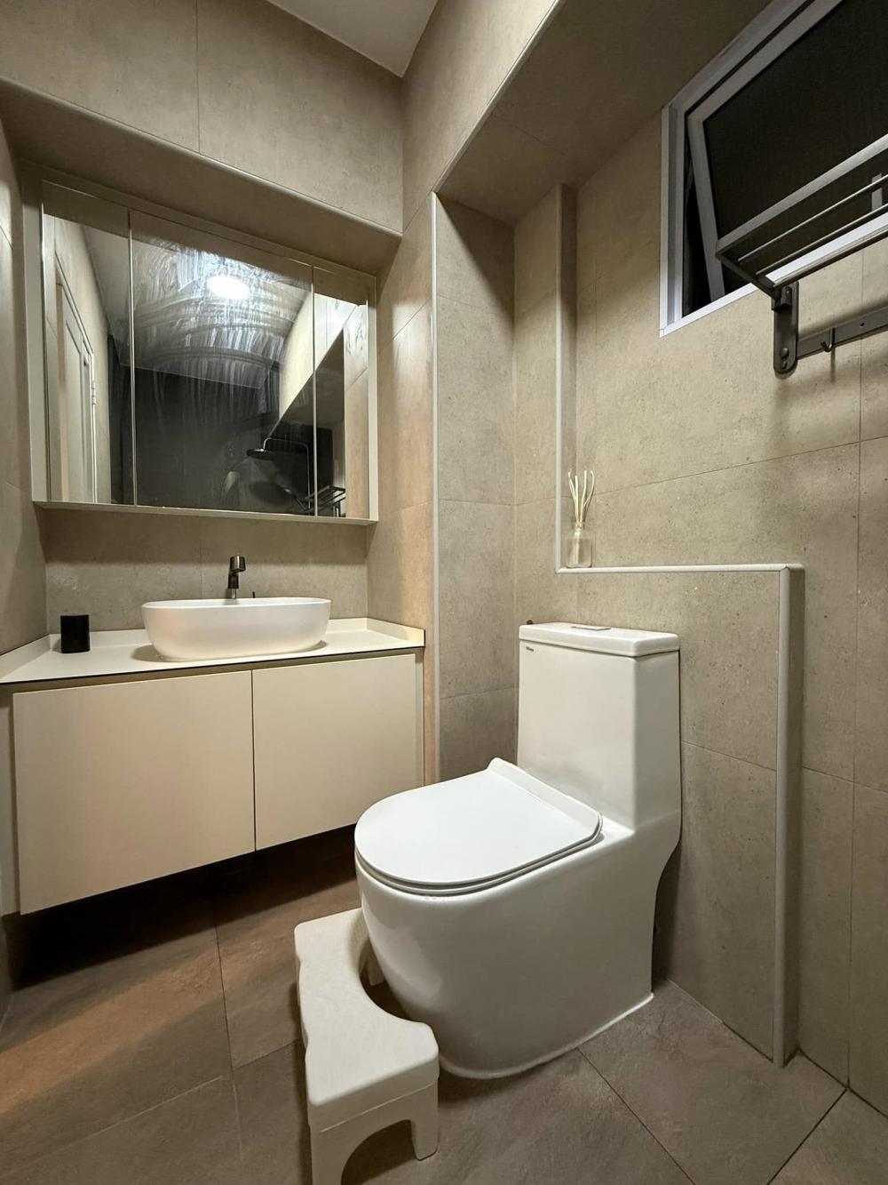 Scandinavian Bathroom with Homogeneous Tiles and Bathroom Storage