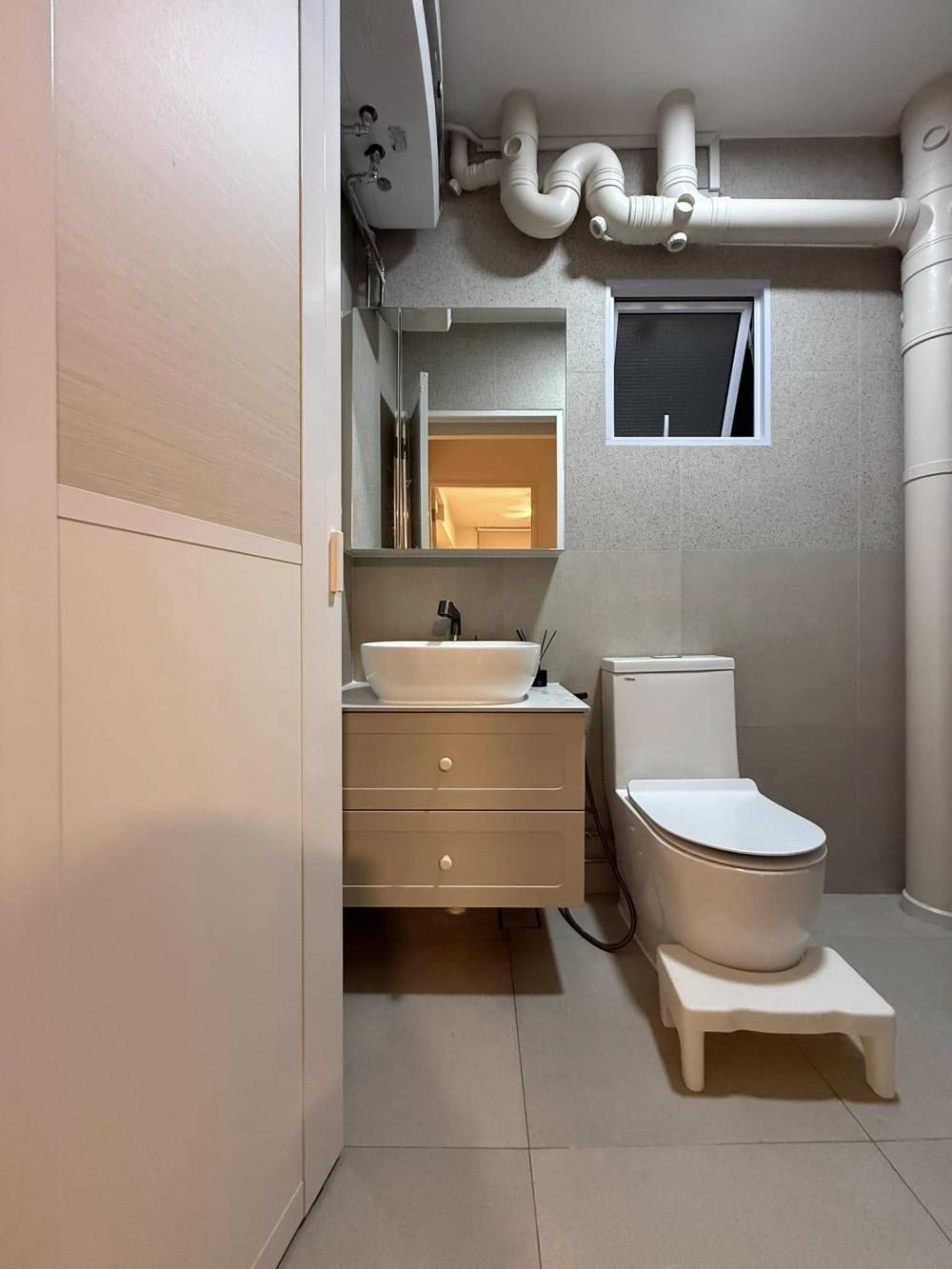 Scandinavian Bathroom with Homogeneous Tiles and Mirror