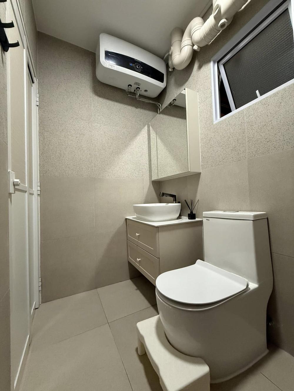 Scandinavian Bathroom with Homogeneous Tiles and Mirror