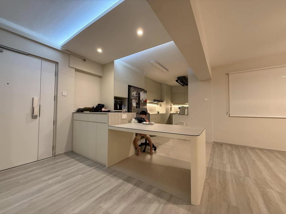 Scandinavian Entryway with Vinyl Flooring and Dining Table