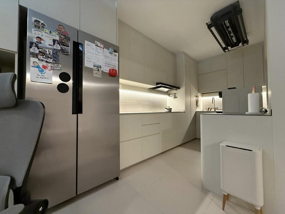 Scandinavian Kitchen with Breakfast Counter and Kitchen Backsplash