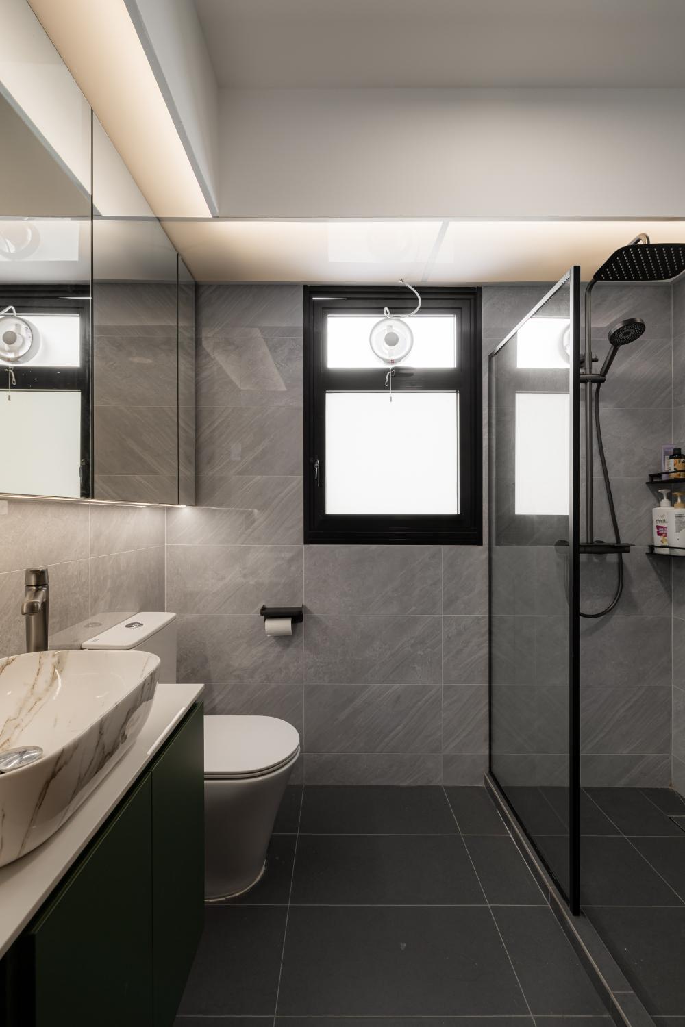 Contemporary Bathroom with Homogeneous Tiles and Mirror