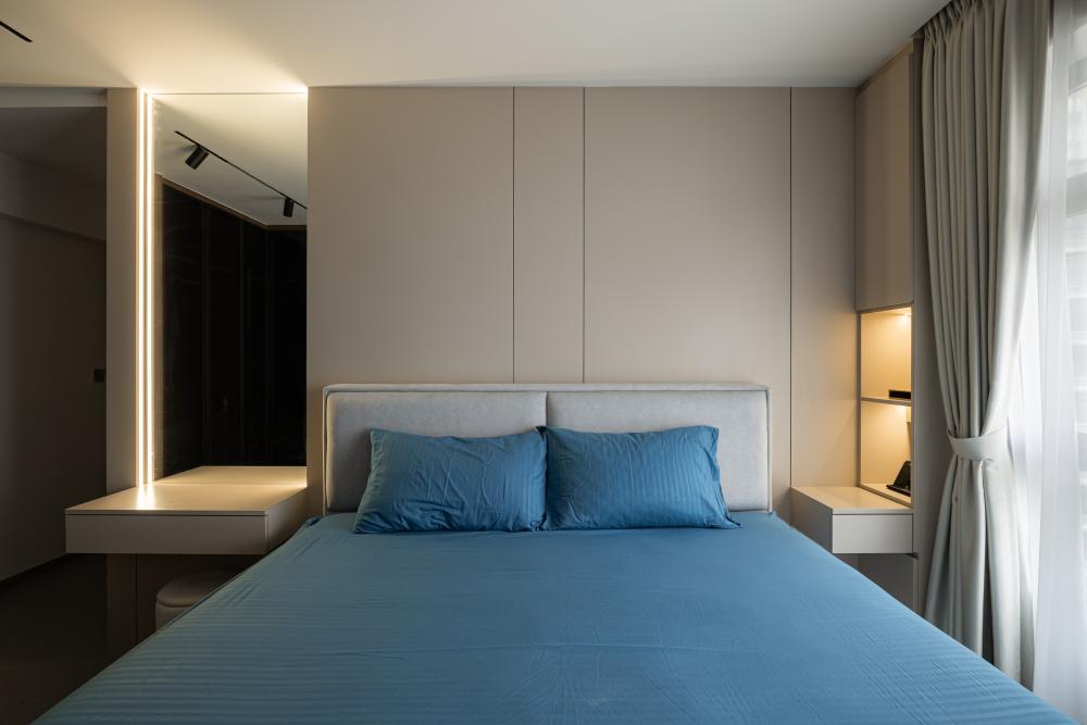 Contemporary Bedroom with Vinyl Flooring and Homogeneous Tiles