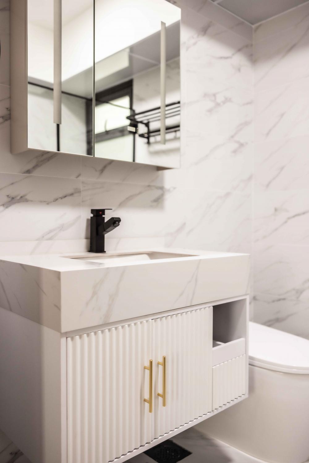Contemporary Bathroom with Countertop and Homogeneous Tiles