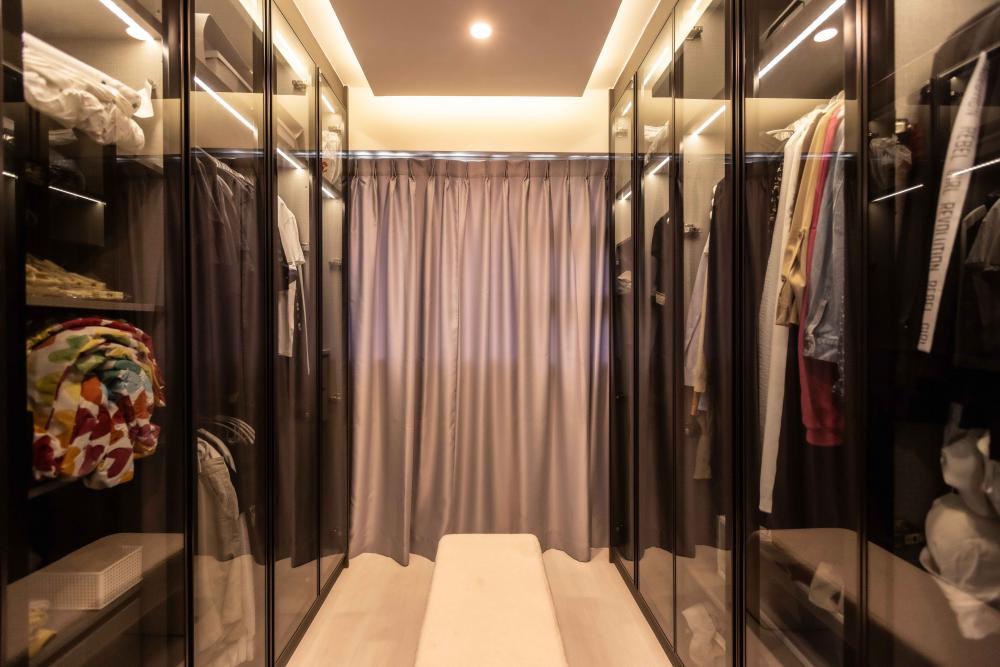 Contemporary Walk-in Wardrobe with Mirror and Wardrobe