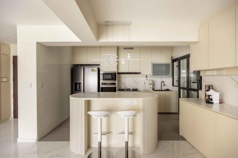 Contemporary Kitchen with Breakfast Counter and Kitchen Accessories
