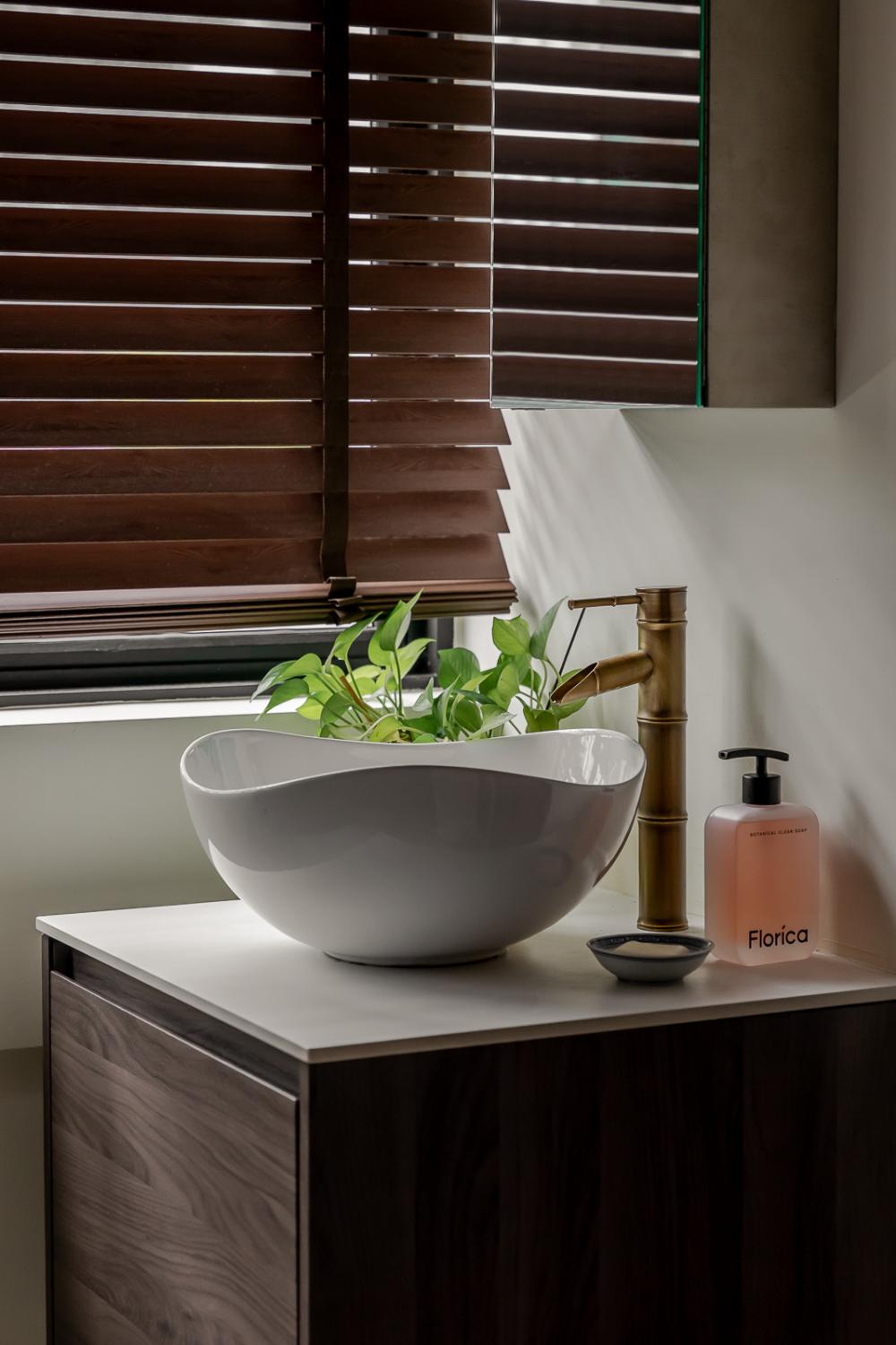 Modern Garden with Countertop and Vanity Counter