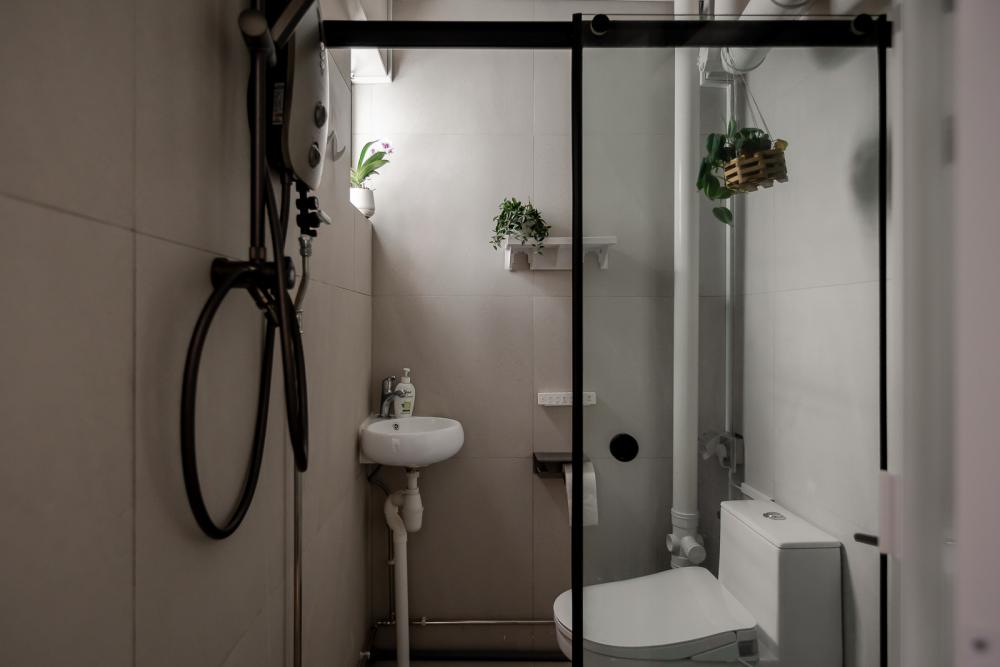 Modern Bathroom with Homogeneous Tiles and Shower Screen