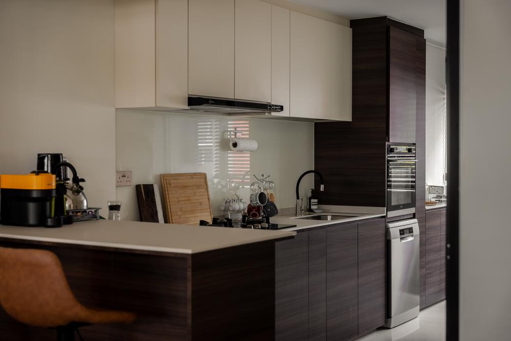 Modern Kitchen with Countertop and Homogeneous Tiles