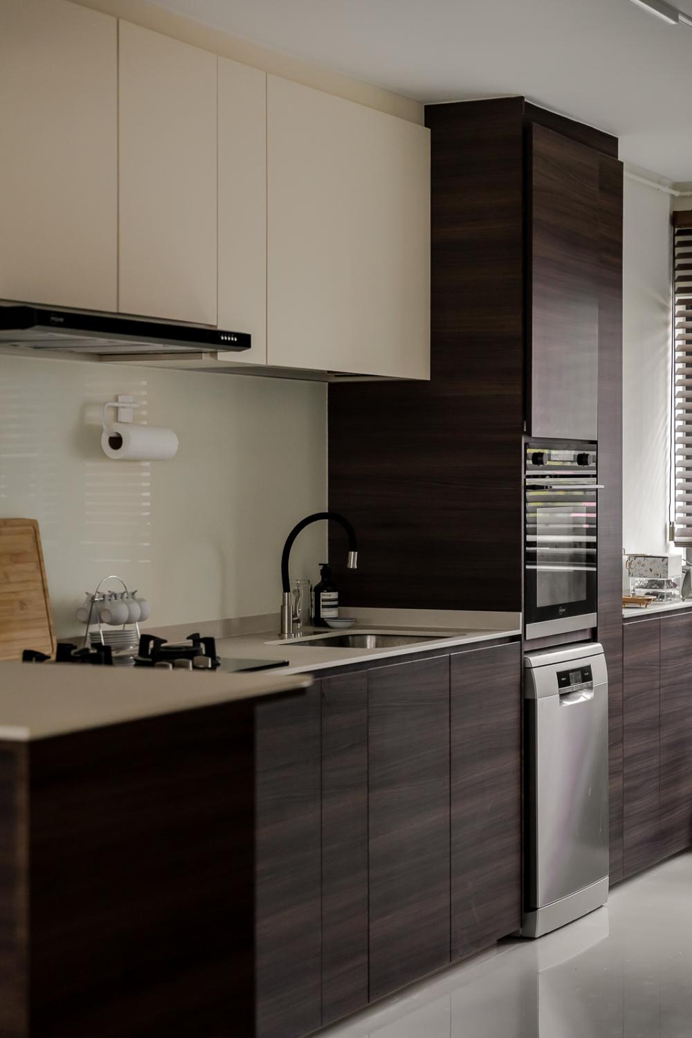 Modern Kitchen with Countertop and Homogeneous Tiles