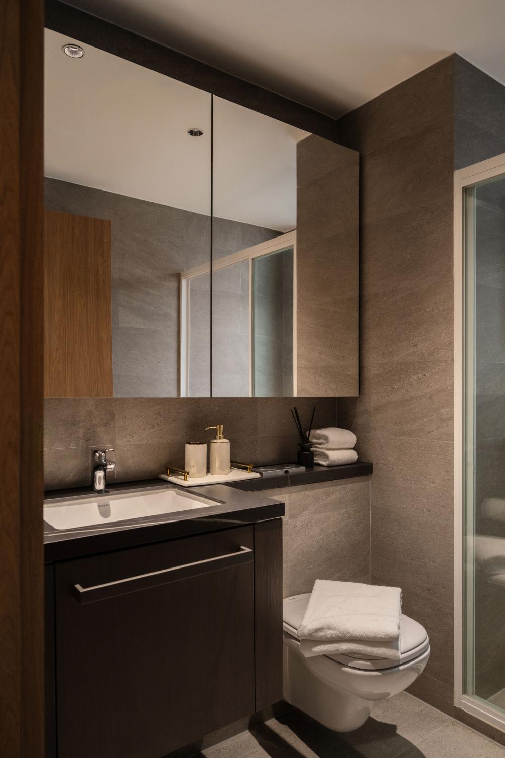 Modern Bathroom with Countertop and Mirror