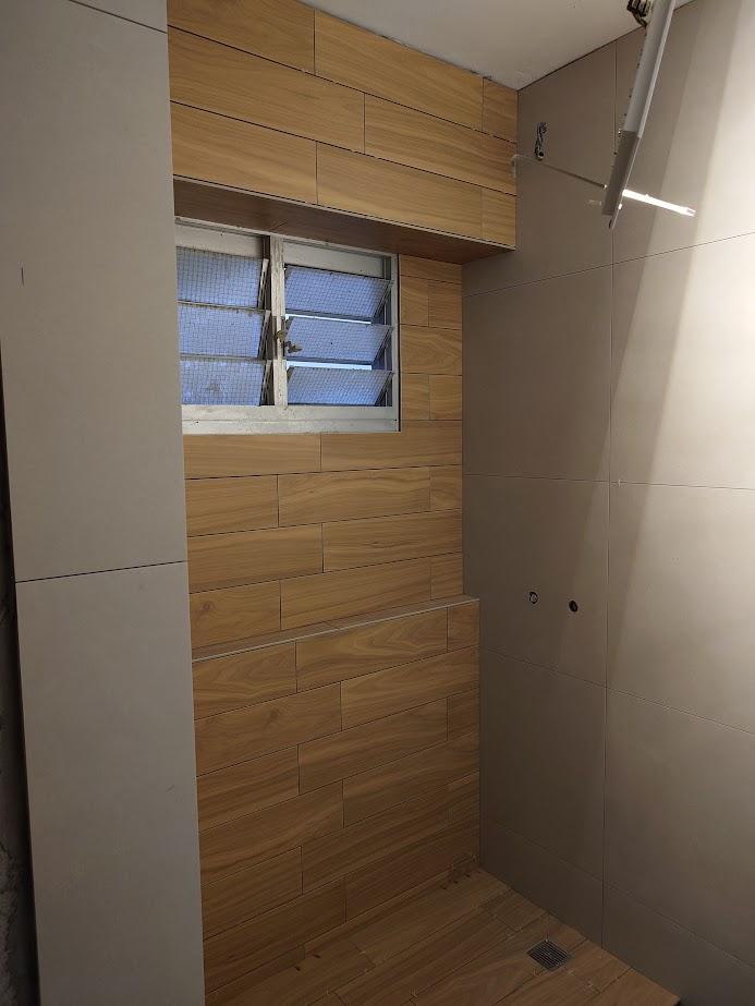 Scandinavian Bathroom with Homogeneous Tiles and Herringbone Tiling