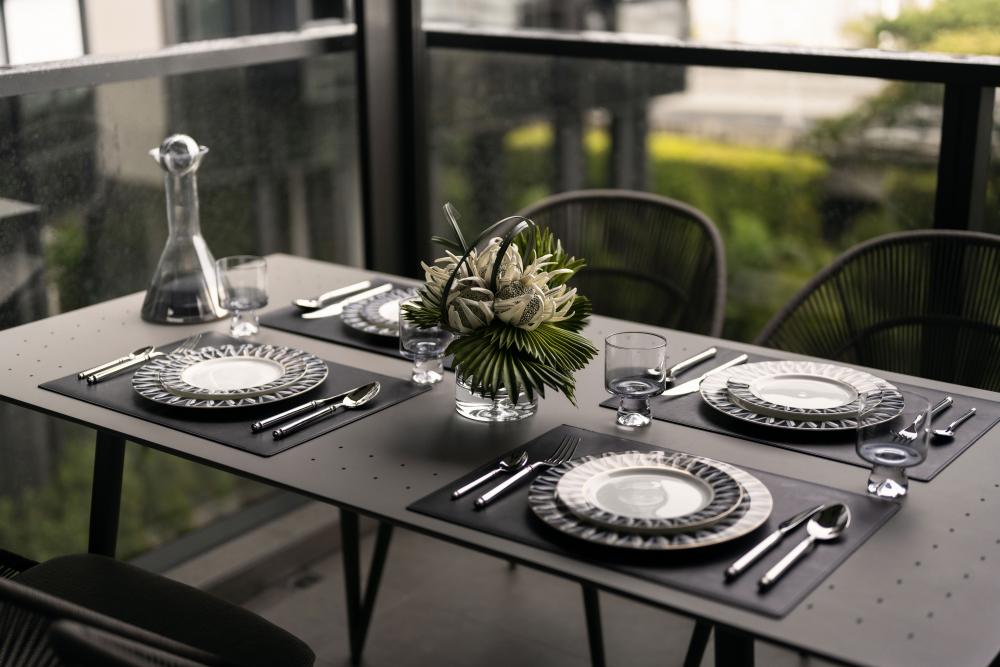 Contemporary Dining Room with Dining Table and Dining Chairs
