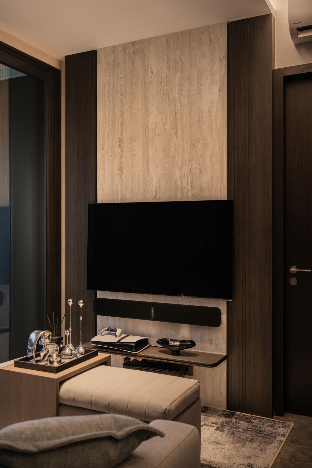 Contemporary Living Room with Bookshelf and Countertop