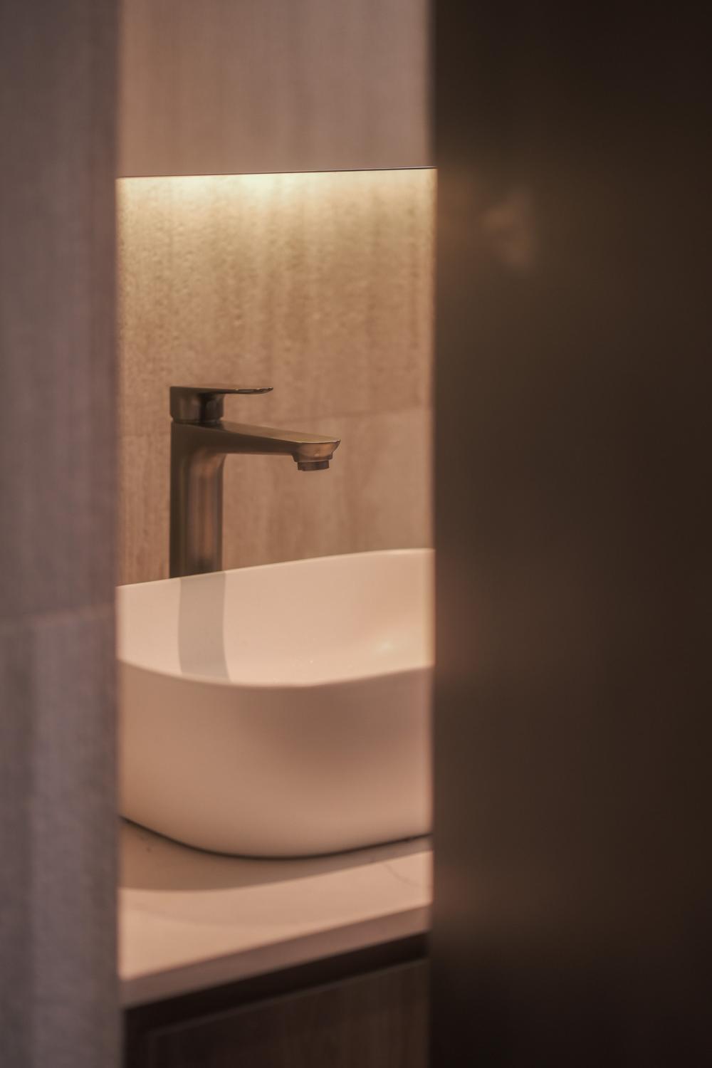 Minimalist Bathroom with Homogeneous Tiles and Wood Flooring