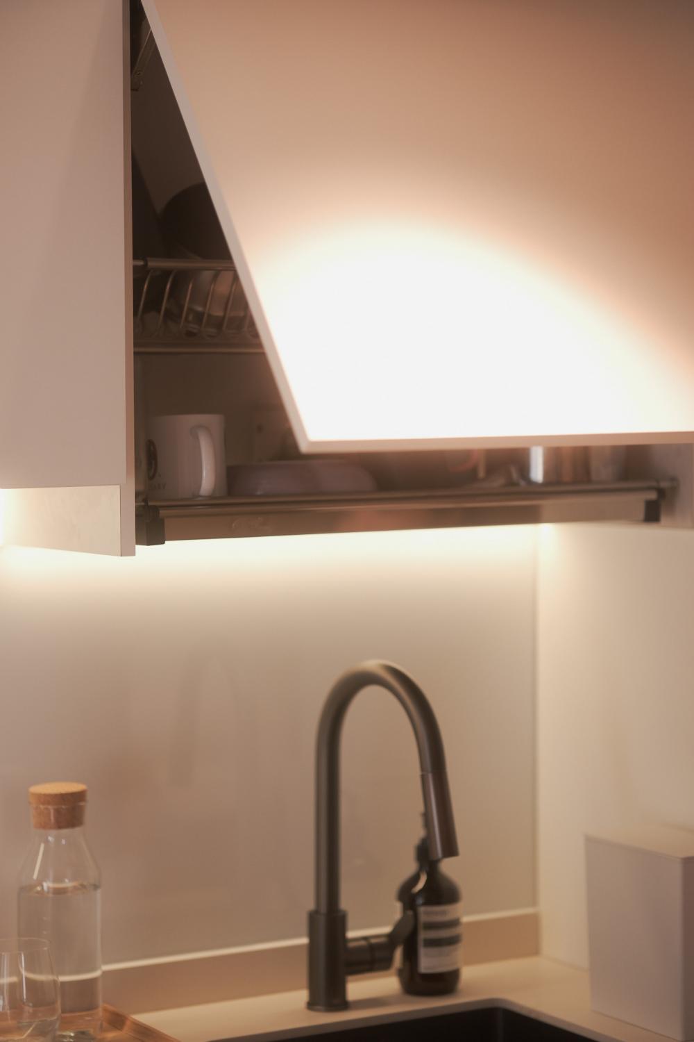 Minimalist Kitchen with Vinyl Flooring and Homogeneous Tiles