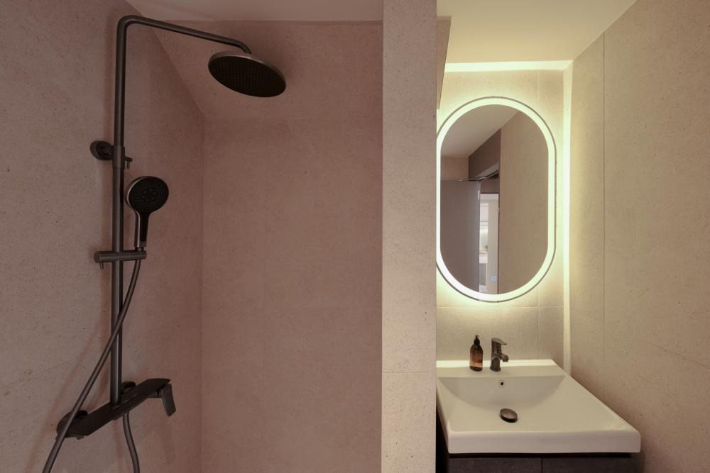 Minimalist Bathroom with Homogeneous Tiles and Herringbone Tiling
