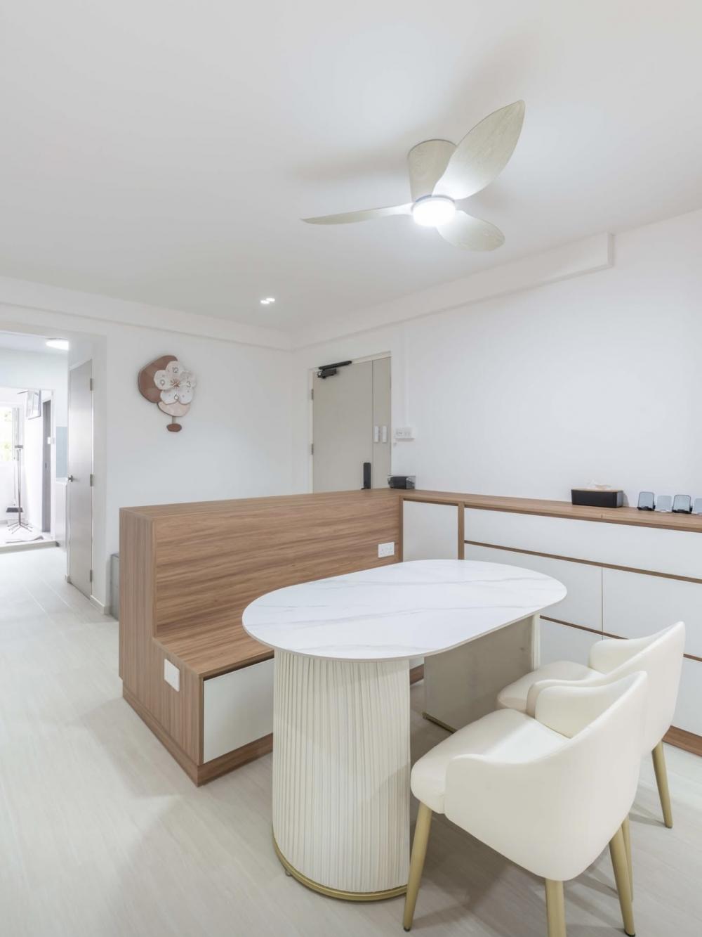 Modern Dining Room with Dining Table and Dining Chairs