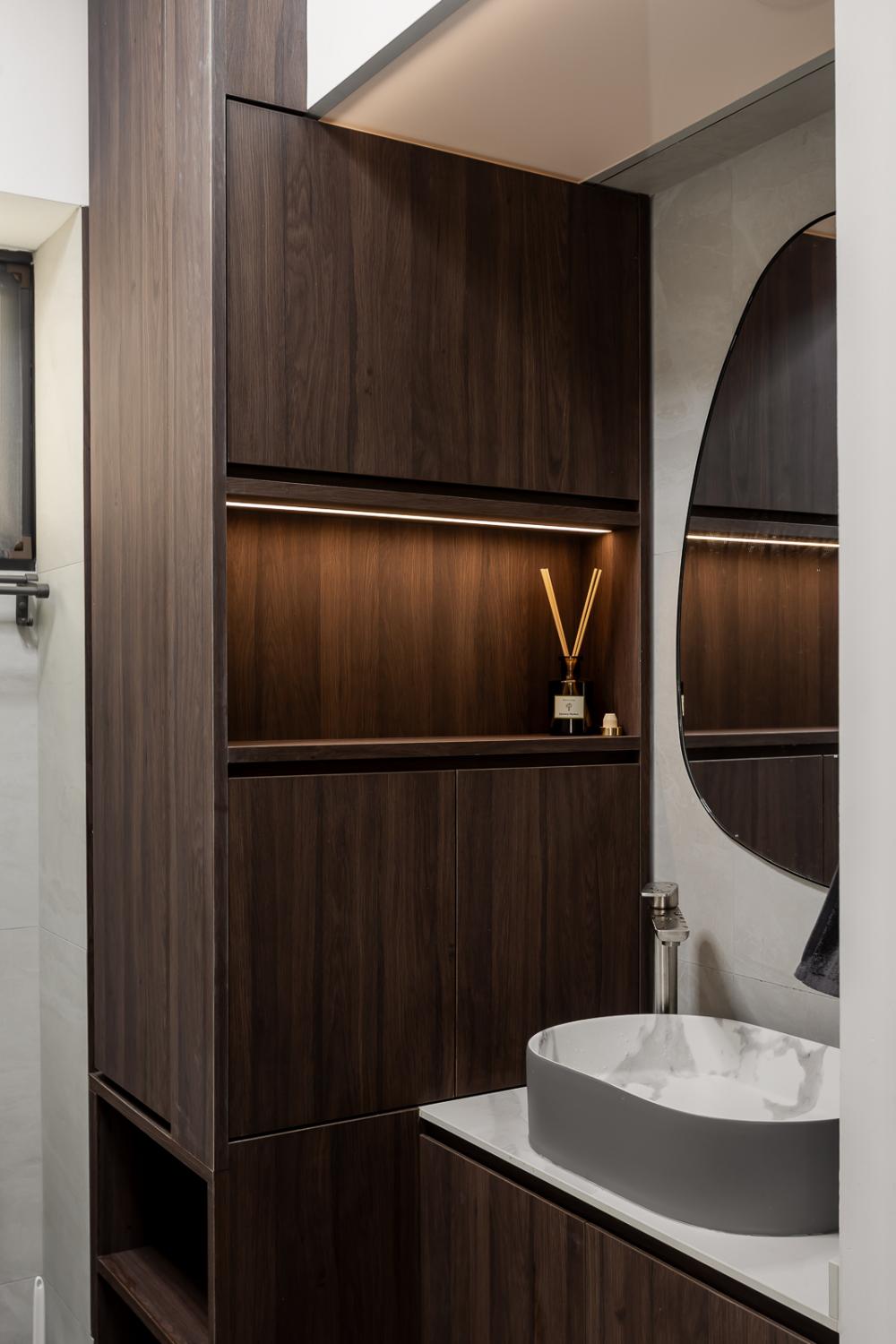 Modern Bathroom with Countertop and Homogeneous Tiles