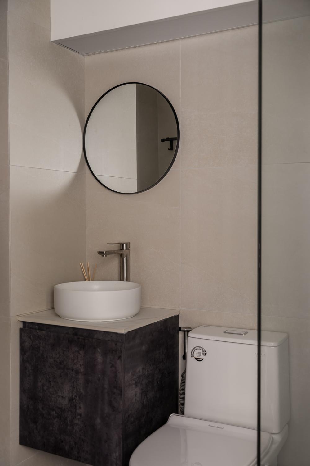 Modern Bathroom with Countertop and Homogeneous Tiles