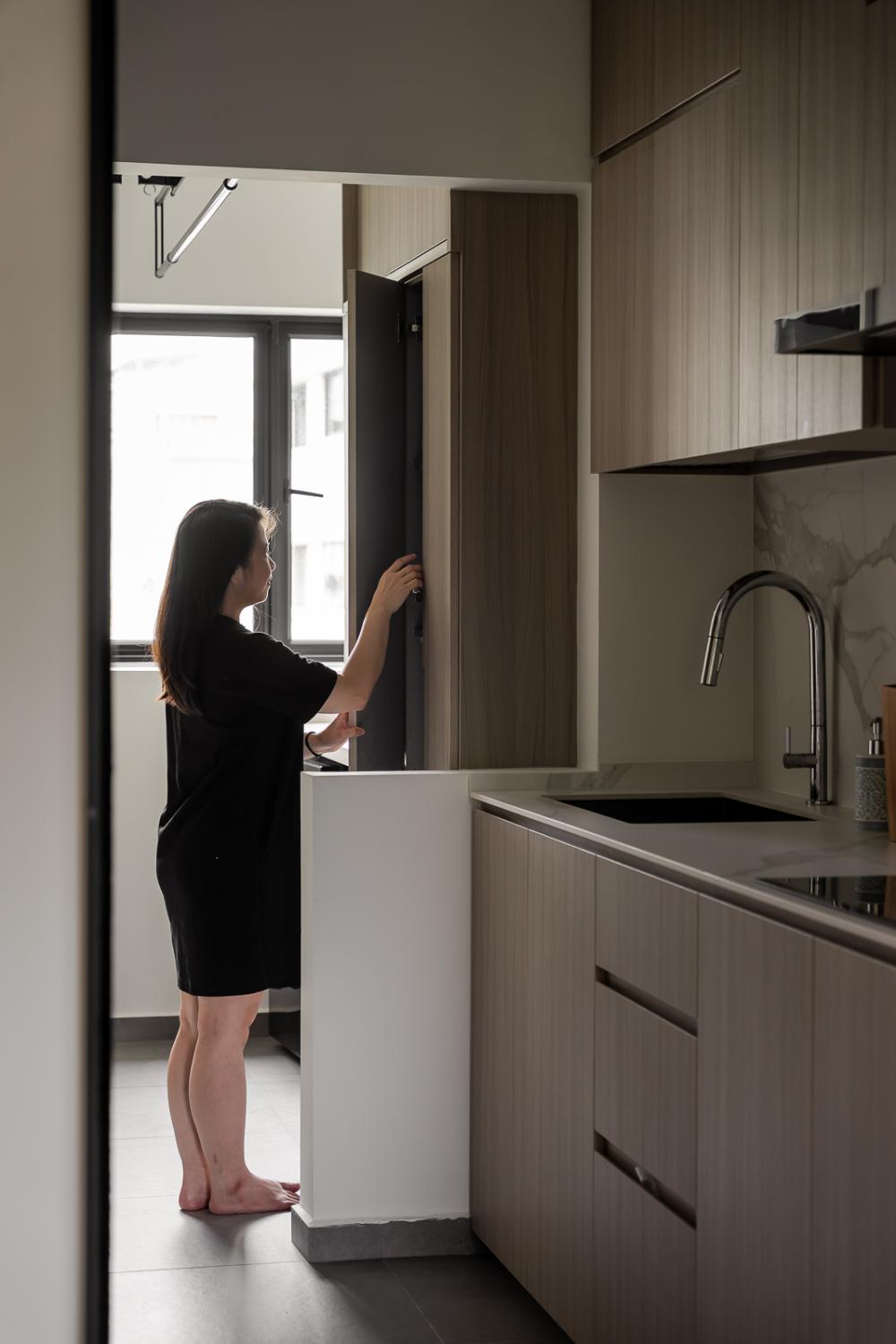 Modern Kitchen with Countertop and Homogeneous Tiles
