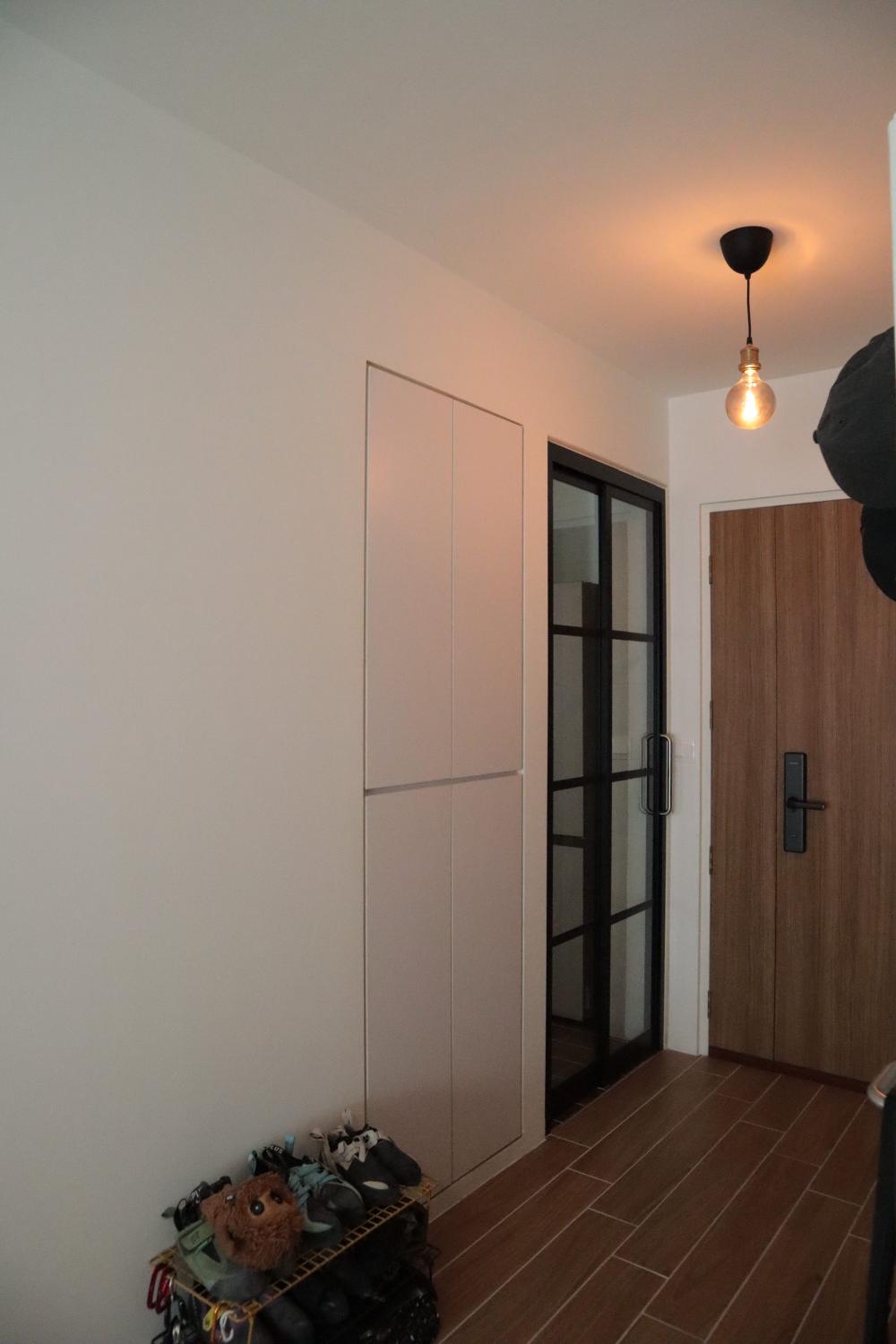 Country Entryway with Homogeneous Tiles and Shoe Rack