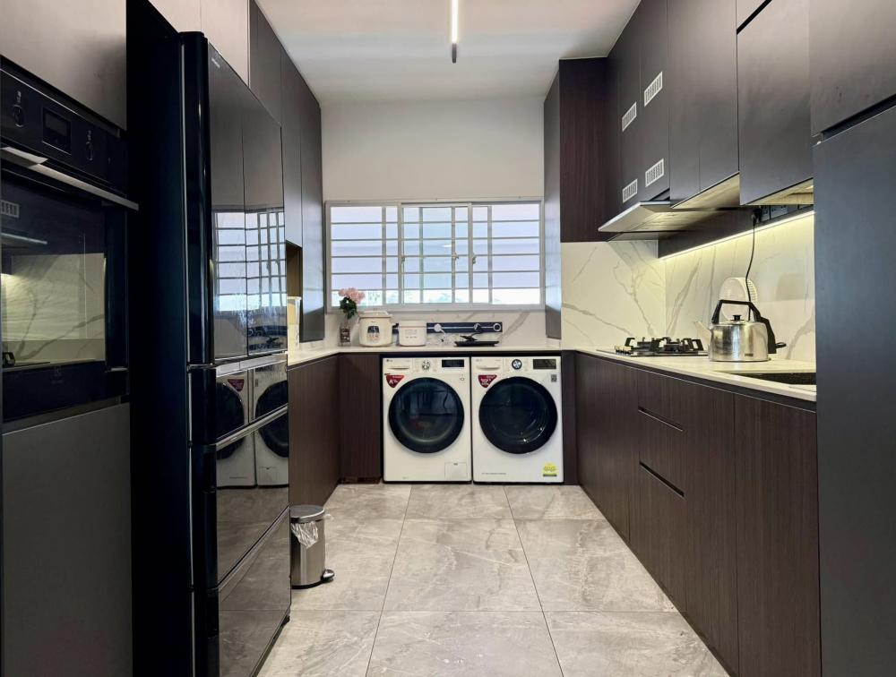 Contemporary Kitchen with Countertop and Kitchen Window