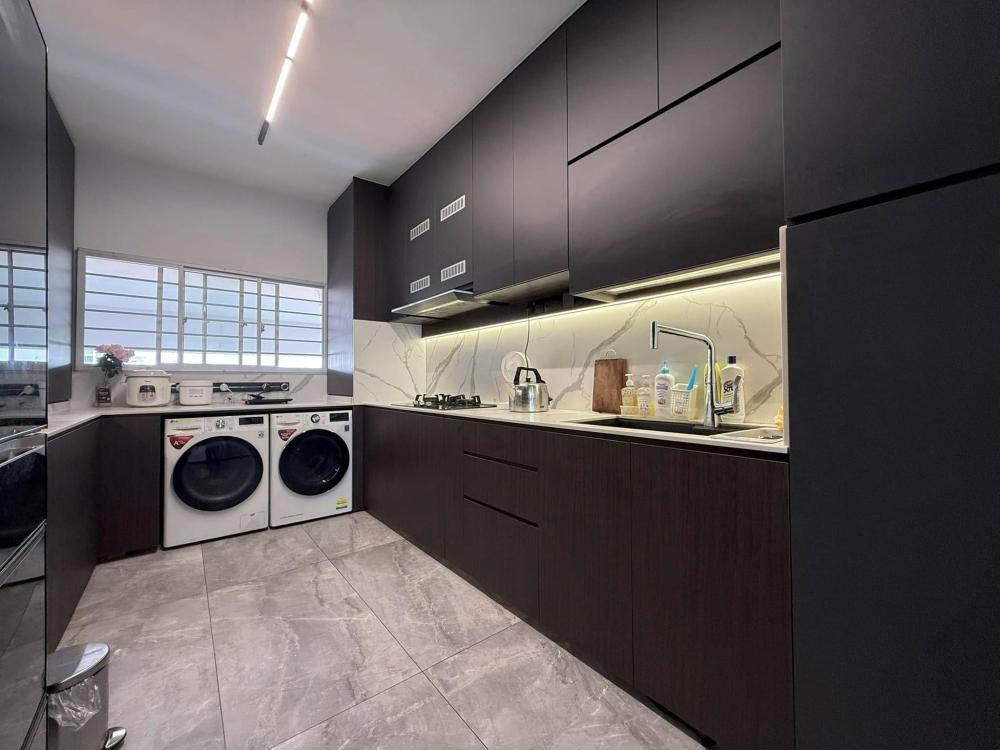 Contemporary Kitchen with Countertop and Kitchen Window