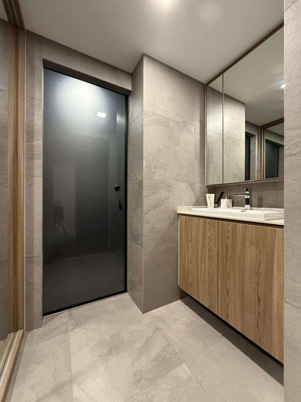 Contemporary Bathroom with Homogeneous Tiles and Mirror