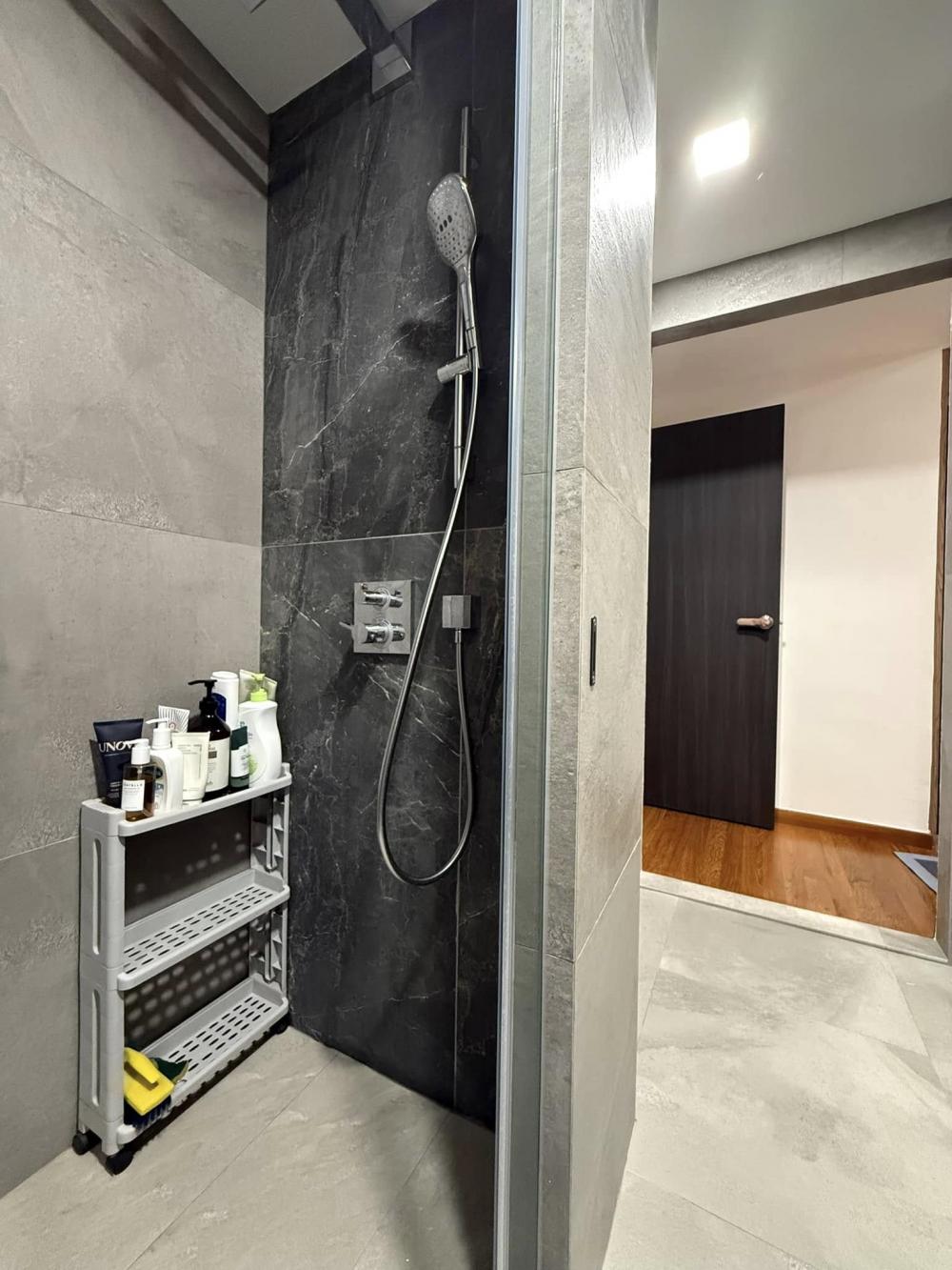 Contemporary Bathroom with Homogeneous Tiles and Rainshower