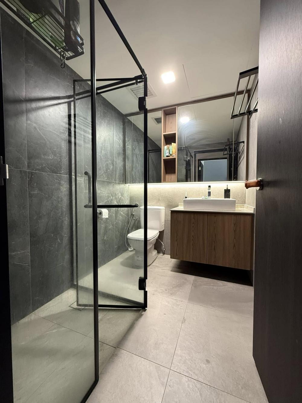 Contemporary Bathroom with Homogeneous Tiles and Mirror