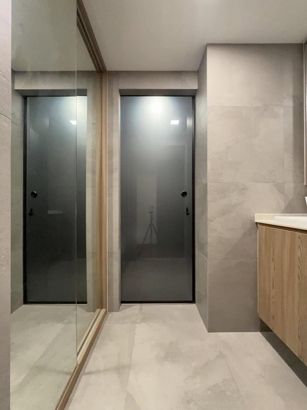 Contemporary Bathroom with Homogeneous Tiles and Shower Screen