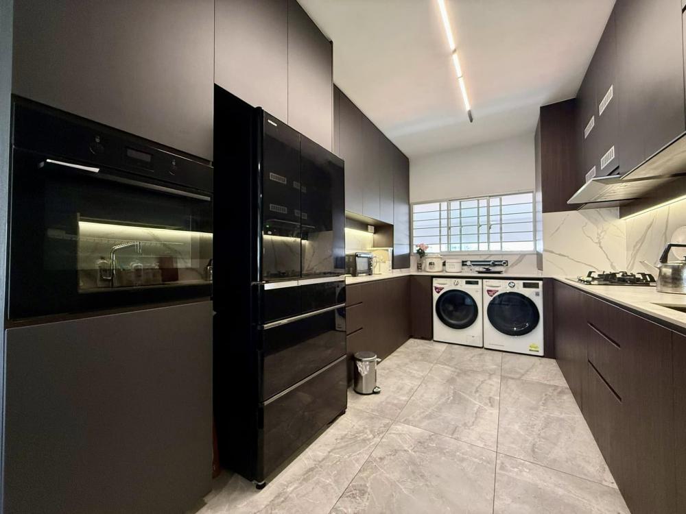 Contemporary Kitchen with Countertop and Kitchen Window