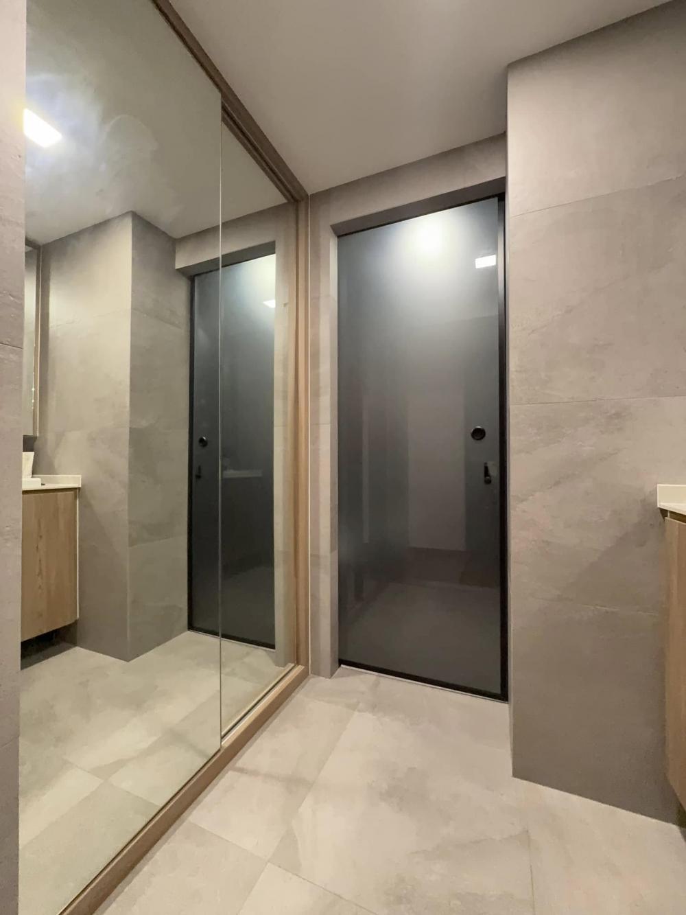 Contemporary Bathroom with Homogeneous Tiles and Mirror