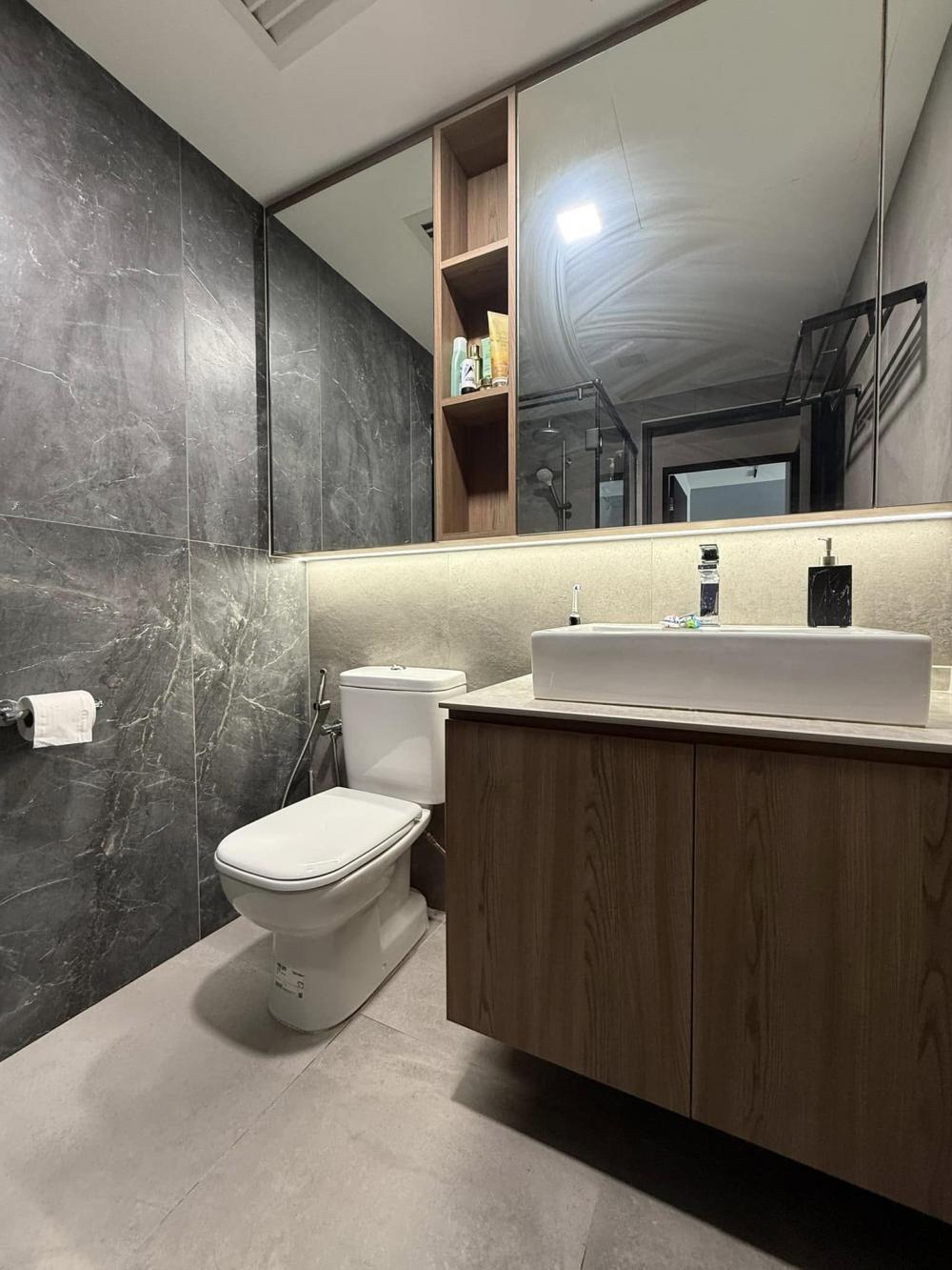 Contemporary Bathroom with Homogeneous Tiles and Mirror