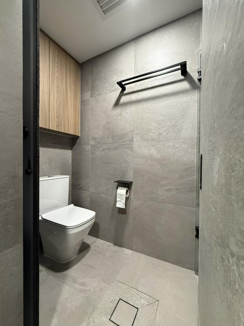 Contemporary Bathroom with Homogeneous Tiles and Bathroom Storage