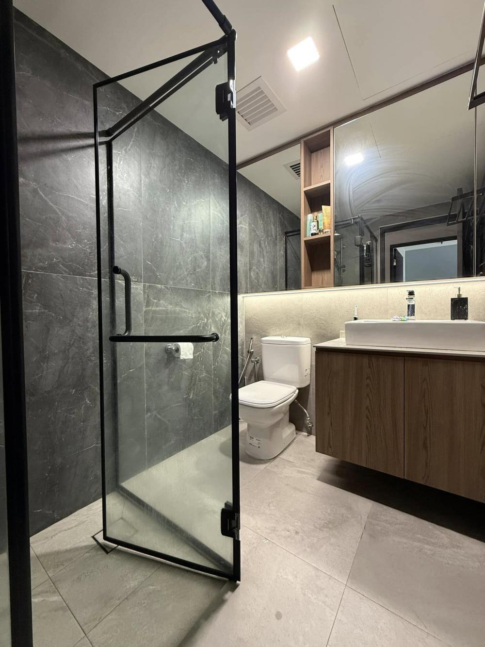 Contemporary Bathroom with Homogeneous Tiles and Mirror