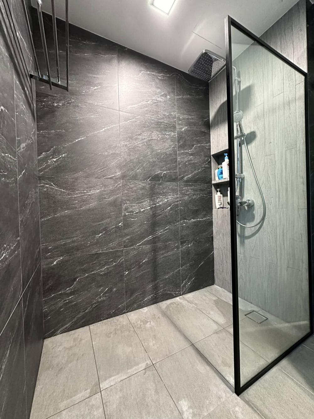 Modern Bathroom with Homogeneous Tiles and Shower Screen