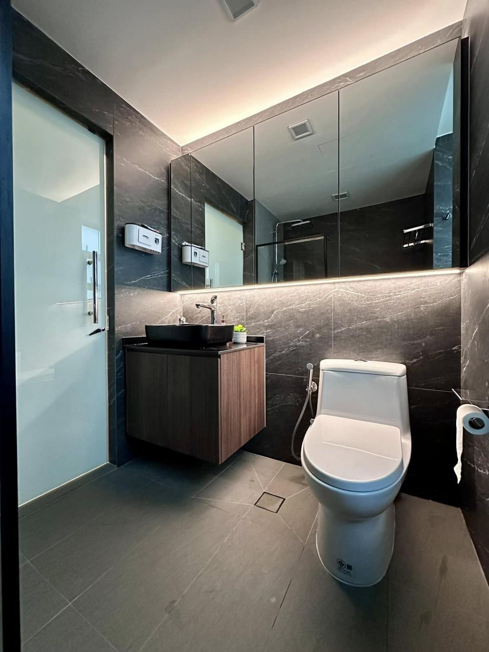 Modern Bathroom with Homogeneous Tiles and Mirror