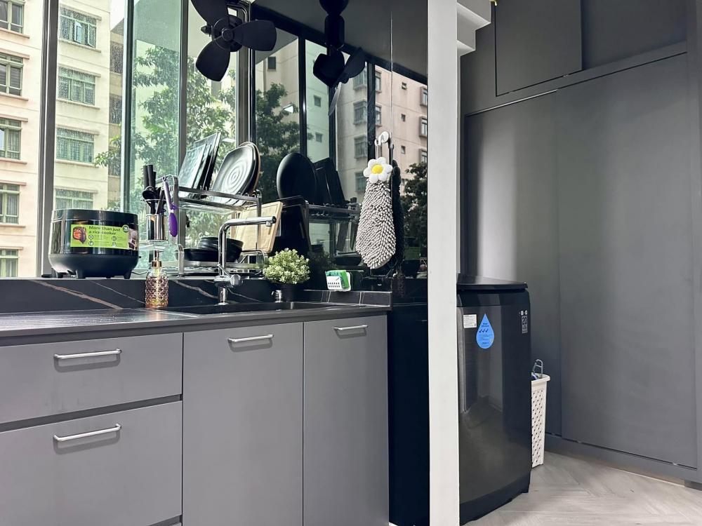 Modern Kitchen with Wood Flooring and Kitchen Window