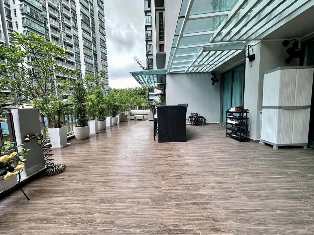 Modern Courtyard with Vinyl Flooring and Awning