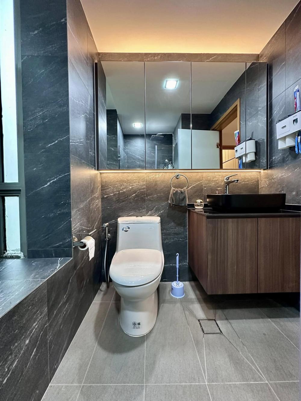 Modern Bathroom with Homogeneous Tiles and Mirror