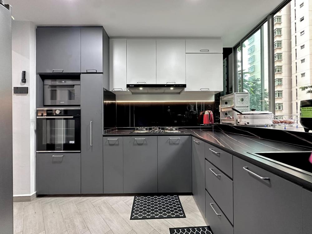 Modern Kitchen with Countertop and Wood Flooring