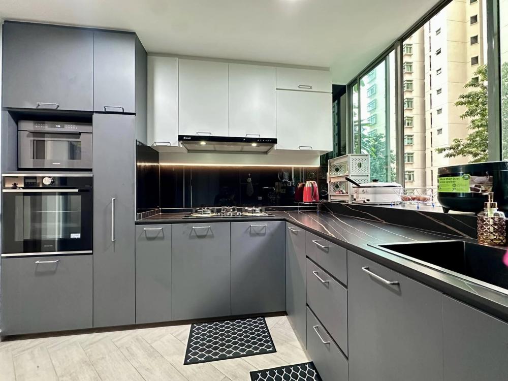 Modern Kitchen with Countertop and Wood Flooring