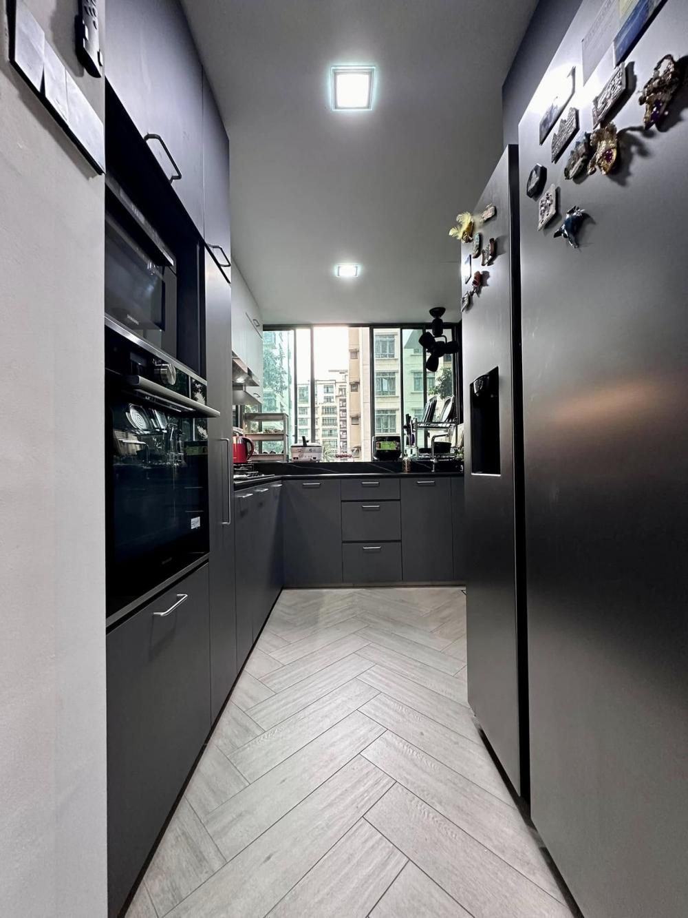 Modern Kitchen with Wood Flooring and Kitchen Window