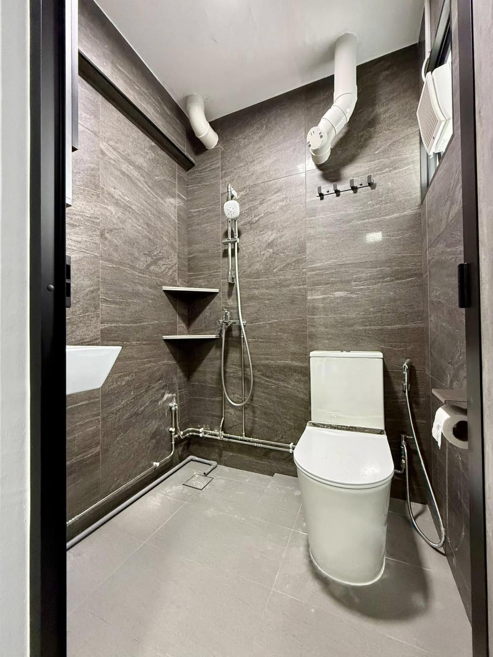Modern Bathroom with Homogeneous Tiles and Bathroom Sinks